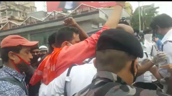 এন্টালিতে বিজেপি যুব মোর্চার বিক্ষোভ, গ্রেফতার সৌমিত্র, সায়ন্তন এন্টালিতে বিজেপি যুব মোর্চার বিক্ষোভ, গ্রেফতার সৌমিত্র, সায়ন্তন