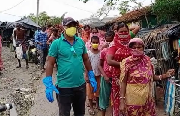 সুন্দরবনে দুর্গতদের পাশে দাঁড়ালেন রাজ্য পুলিশের কর্মীরা সুন্দরবনে দুর্গতদের পাশে দাঁড়ালেন রাজ্য পুলিশের কর্মীরা