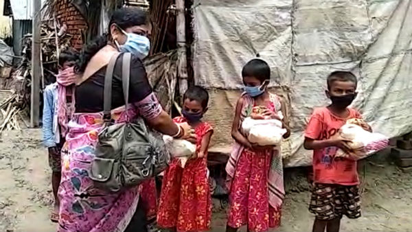 করোনা সংকটে দুঃস্থ ছাত্র-ছাত্রীদের শুকনো খাবার পৌঁছে দিলেন শিক্ষিকা করোনা সংকটে দুঃস্থ ছাত্র-ছাত্রীদের শুকনো খাবার পৌঁছে দিলেন শিক্ষিকা