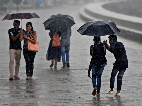 হালকা থেকে মাঝারি, বিক্ষিপ্ত বৃষ্টি