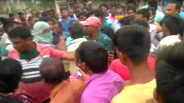 পাথর প্রতিমায় তৃণমূল নেতার বাড়ি থেকে উদ্ধার ত্রাণ সামগ্রী পাথর প্রতিমায় তৃণমূল নেতার বাড়ি থেকে উদ্ধার ত্রাণ সামগ্রী