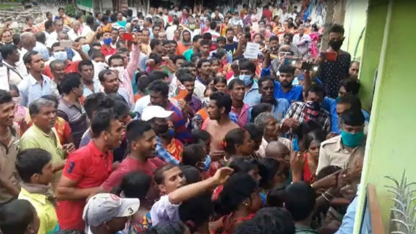 আম্ফান ঝড়ের ত্রাণ ও ক্ষতিপূরণ নিয়ে বিক্ষোভ তৃণমূল সমর্থকদের আম্ফান ঝড়ের ত্রাণ ও ক্ষতিপূরণ নিয়ে বিক্ষোভ তৃণমূল সমর্থকদের