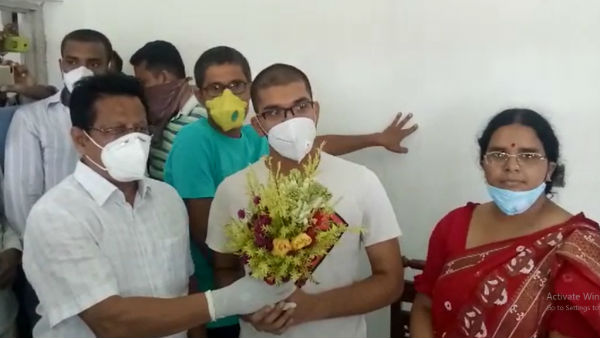 বিশ্বাস হচ্ছিল না আমারই নাম বলছে, কাঁদতে কাঁদতে জানাল মাধ্যমিকে প্রথম অরিত্র পাল বিশ্বাস হচ্ছিল না আমারই নাম বলছে, কাঁদতে কাঁদতে জানাল মাধ্যমিকে প্রথম অরিত্র পাল