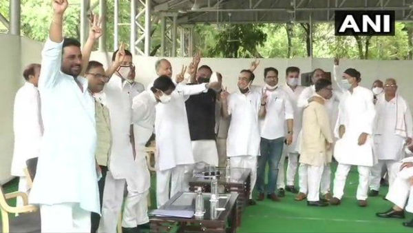 পাইলটের দলে ফেরার বিষয়টিকে হজম করতে হবে গেহলটকে
