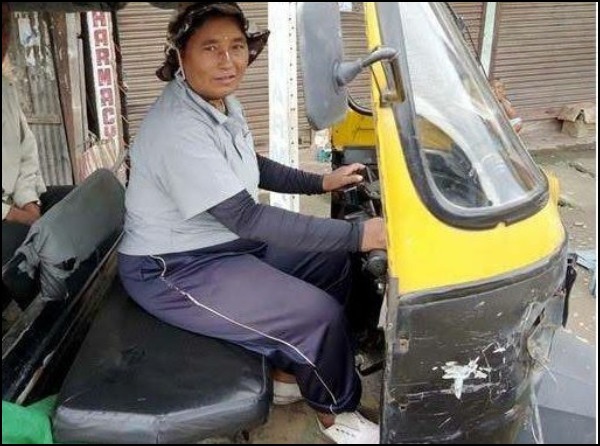 করোনা লড়াইয়ে সামিল এক মহিলা ড্রাইভার
