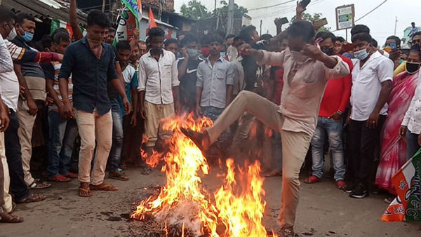 মমতাকে কুরুচিকর মন্তব্যের প্রতিবাদে পথে মহিলারা, কুশপুতুল পুড়লো রাহুল সিনহার মমতাকে কুরুচিকর মন্তব্যের প্রতিবাদে পথে মহিলারা, কুশপুতুল পুড়লো রাহুল সিনহার
