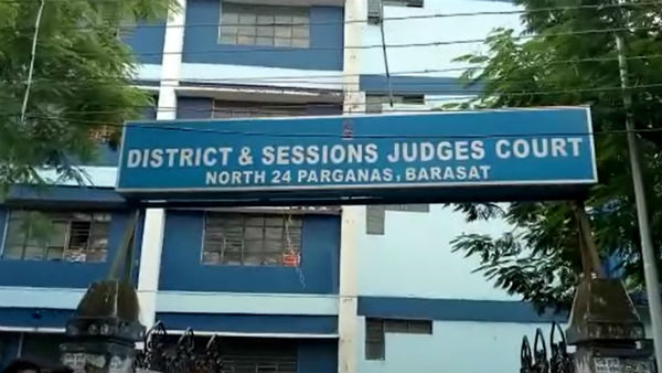 আদালত খোলার দাবিতে বারাসতে অবস্থান বিক্ষোভে আইনজীবীরা আদালত খোলার দাবিতে বারাসতে অবস্থান বিক্ষোভে আইনজীবীরা
