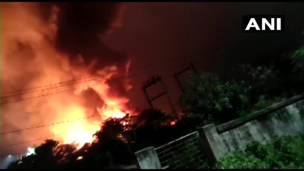 রাত ১১ টা নাগাদ আগুন থেকে বিস্ফোরণ