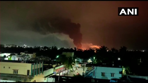 আগুন নিয়ন্ত্রণে আনতে চেষ্টা