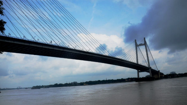 দ্বিতীয় হুগলি সেতুতে পর পর ৩ টি গাড়ির ধাক্কা, আহত ৩ দ্বিতীয় হুগলি সেতুতে পর পর ৩ টি গাড়ির ধাক্কা, আহত ৩