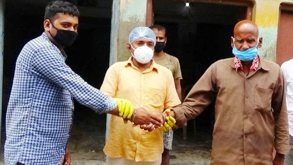 আট মাস নিখোঁজ থাকার পর লকডাউনের মধ্যে বাবাকে খুঁজে পেল ছেলে আট মাস নিখোঁজ থাকার পর লকডাউনের মধ্যে বাবাকে খুঁজে পেল ছেলে
