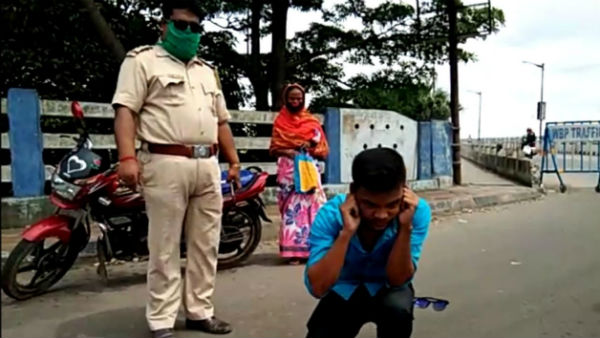 লকডাউন অমান্যকারীকে কান ধরে মোরগ নাচ পুলিশের লকডাউন অমান্যকারীকে কান ধরে মোরগ নাচ পুলিশের