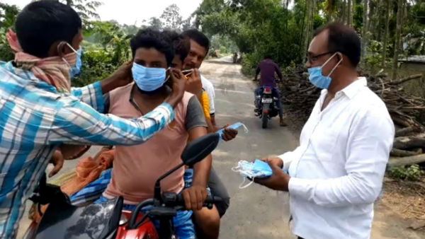করোনায় মাস্ক বিলি করছেন মধু ব্যবসায়ী করোনায় মাস্ক বিলি করছেন মধু ব্যবসায়ী