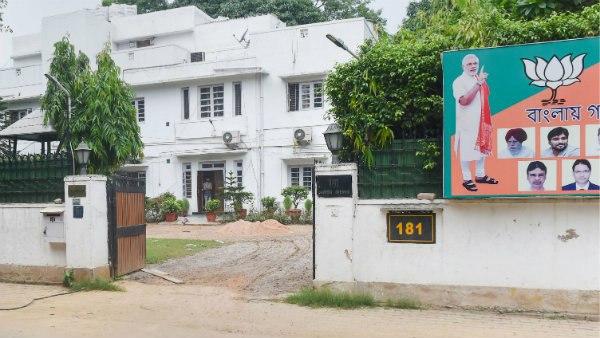 মুকুলের বাড়ি থেকে উধাও মোদী-শাহের ফ্লেক্স