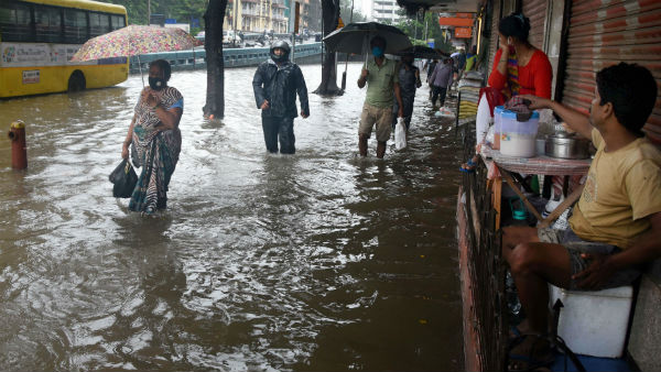 করোনা আবহে বৃষ্টিতে ভাসছে মুম্বই, লাল সতর্কতা জারি বাণিজ্য নগরীতে করোনা আবহে বৃষ্টিতে ভাসছে মুম্বই, লাল সতর্কতা জারি বাণিজ্য নগরীতে