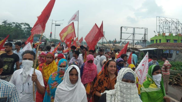 বসিরহাটে বেহাল নিকাশি ব্যবস্থার অভিযোগে রাস্তা কেটে অবরোধ বসিরহাটে বেহাল নিকাশি ব্যবস্থার অভিযোগে রাস্তা কেটে অবরোধ