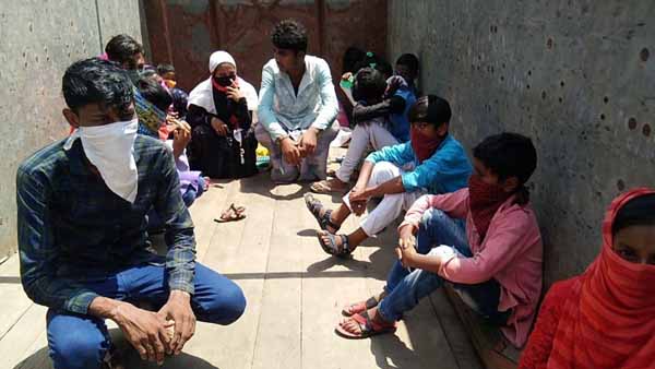 লকডাউনে নাকা চেকিংয়ের সময় পুলিশের জালে লরি ভর্তি বাচ্চা লকডাউনে নাকা চেকিংয়ের সময় পুলিশের জালে লরি ভর্তি বাচ্চা