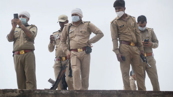আঙুল উঠেছে পুলিশের দিকে