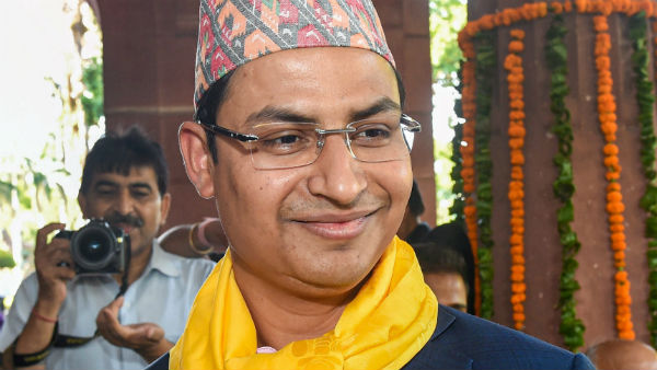 চোপড়ার ঘটনা নিয়ে অমিত শাহকে নালিশ জানালেন দার্জিলিংয়ের সাংসদ রাজু বিস্তা চোপড়ার ঘটনা নিয়ে অমিত শাহকে নালিশ জানালেন দার্জিলিংয়ের সাংসদ রাজু বিস্তা