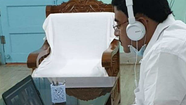 সত্যিই তিনি দূরত্ব বাড়ানোর চেষ্টা করছেন?
