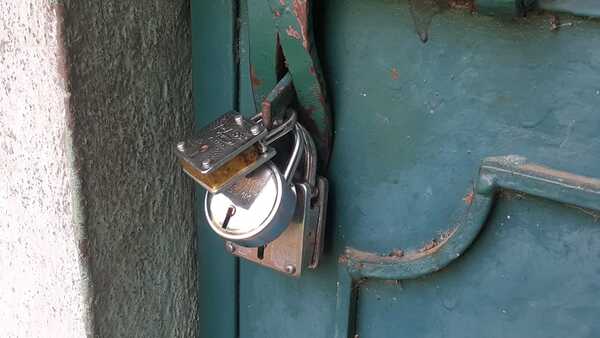 তৃণমূলের অফিসে ৩ তালা