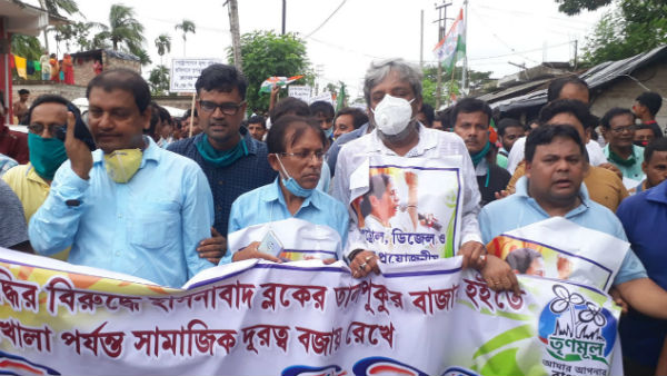 শতাধিক কর্মী তৃণমূলে, পেট্রোপণ্যের মূল্যবৃদ্ধিতে টাকি রোডের প্রতিবাদ মিছিল শতাধিক কর্মী তৃণমূলে, পেট্রোপণ্যের মূল্যবৃদ্ধিতে টাকি রোডের প্রতিবাদ মিছিল