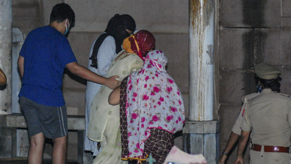 স্বামীকে শেষ বিদায় জানাতে আসেন স্ত্রী পুত্র