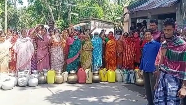 পানীয় জলের দাবিতে সুন্দরবনে কলসি নিয়ে বিক্ষোভ মহিলাদের পানীয় জলের দাবিতে সুন্দরবনে কলসি নিয়ে বিক্ষোভ মহিলাদের