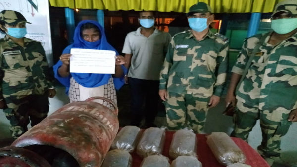 ফাঁকা গ্যাস সিলেন্ডার মধ্যে ইয়াবা ট্যাবলেট উদ্ধার, অভিনব পাচার রুখল বিএসএফ ফাঁকা গ্যাস সিলেন্ডার মধ্যে ইয়াবা ট্যাবলেট উদ্ধার, অভিনব পাচার রুখল বিএসএফ