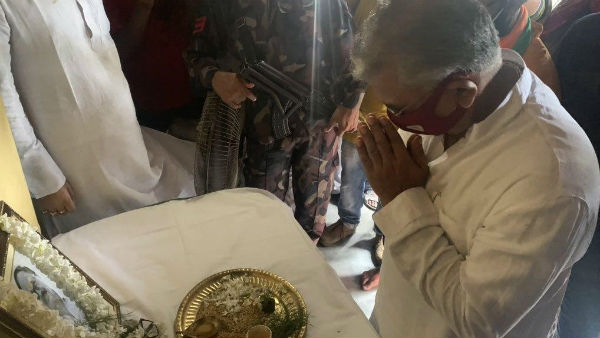 মূর্তি তৈরির জন্য ভিত্তিপ্রস্তর স্থাপন