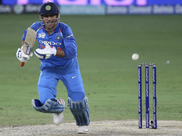 ধোনিকে অঘোষিত ফেয়ারওয়েল দিলেন বিরাট