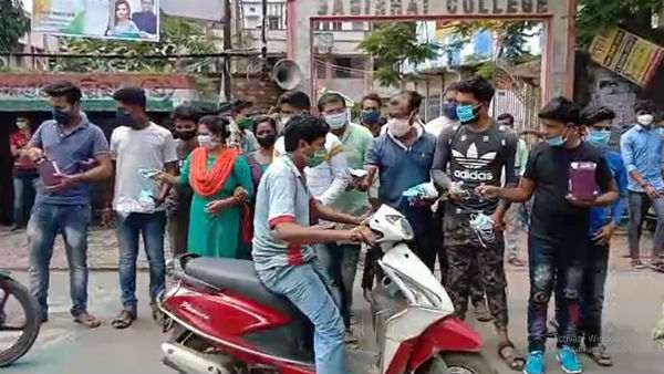 বসিরহাটে মাস্ক ও স্যানিটাইজার বিতরণের মাধ্যমে প্রতিষ্ঠা দিবস পালন করল তৃণমূল ছাত্র পরিষদ বসিরহাটে মাস্ক ও স্যানিটাইজার বিতরণের মাধ্যমে প্রতিষ্ঠা দিবস পালন করল তৃণমূল ছাত্র পরিষদ