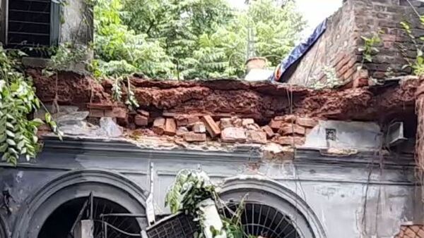 বৃহস্পতিবার ভোরে ভাঙে দেড়শো বছরের পুরনো বাড়ি