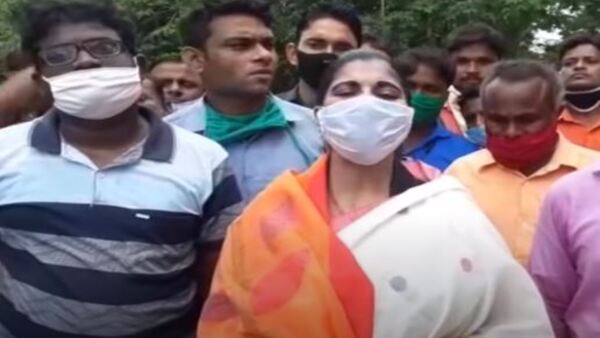 উন্নয়ন না হওয়ার অভিযোগ করে গ্রেফতার