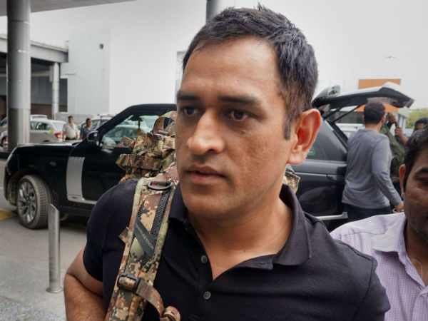 বাড়িতে অনুশীলন করছেন ধোনি