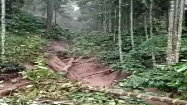 ব্যাপক ভাবে ক্ষতিগ্রস্ত উপকূলীয় অঞ্চলের জনজীবন