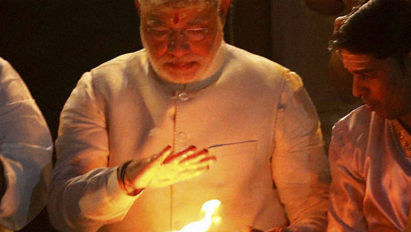 জাপানি প্রধানমন্ত্রীর সঙ্গে গঙ্গারতিতে মোদী