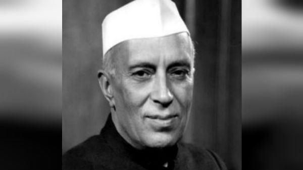 ১৯৪৭ সালের ১৬ই অগাস্ট লালকেল্লা থেকে পতাকা উত্তোলন করেন নেহেরু