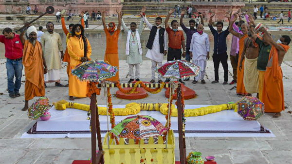 ১৯৮৬ সালের ফেব্রুয়ারিতে বাবরি মসজিদের তালা খোলার আদেশ দেয় আদালত