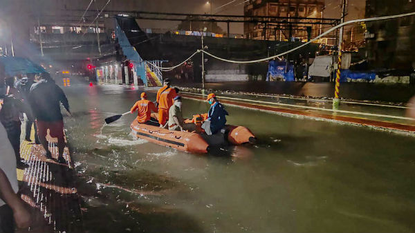 ভারী বৃষ্টির জেরে আটকে পড়া ট্রেন থেকে উদ্ধার ২৯০ জন যাত্রী