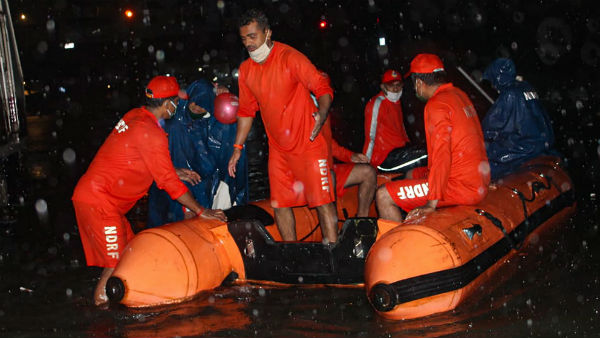 জরুরি প্রয়োজন ছাড়া বাড়ি থেকে না বেরনোর নির্দেশ