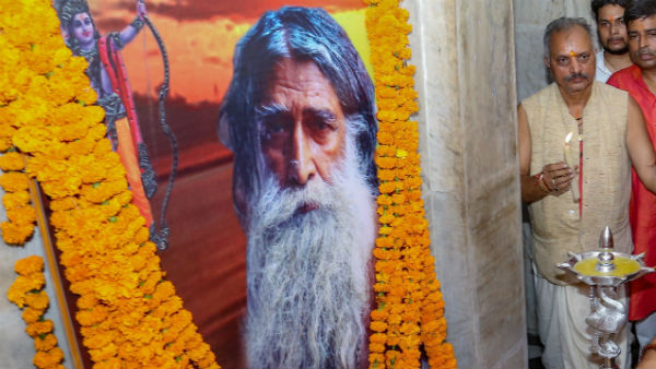 ১৯১৩ সালে বিহারের একটি গ্রামে জন্ম গ্রহণ করেন পরমহংস রামচন্দ্র দাস
