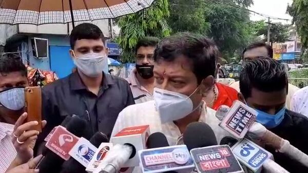 পুজো নিয়ে টালবাহানার অভিযোগ