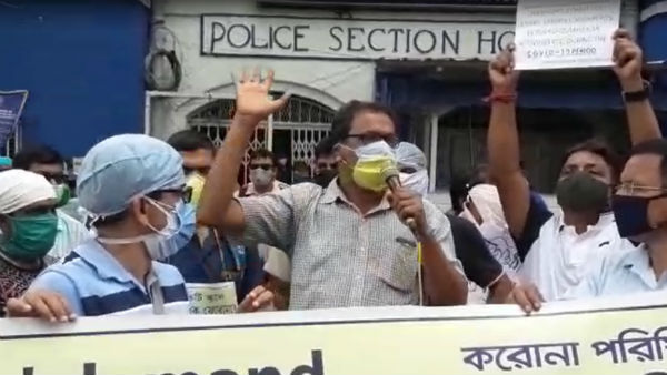 ফের স্কুলের ফি বৃদ্ধির প্রতিবাদে রাস্তায় বিক্ষোভ অভিভাবকদের ফের স্কুলের ফি বৃদ্ধির প্রতিবাদে রাস্তায় বিক্ষোভ অভিভাবকদের