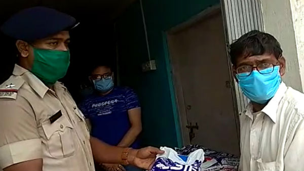 আদিবাসী দিবসে হাড়োয়ায় কয়েকশো আদিবাসীকে নতুন বস্ত্রদান পুলিশের আদিবাসী দিবসে হাড়োয়ায় কয়েকশো আদিবাসীকে নতুন বস্ত্রদান পুলিশের