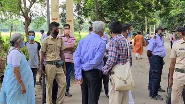 কেন কাঠগড়ায় পুলিশকর্মীরা?