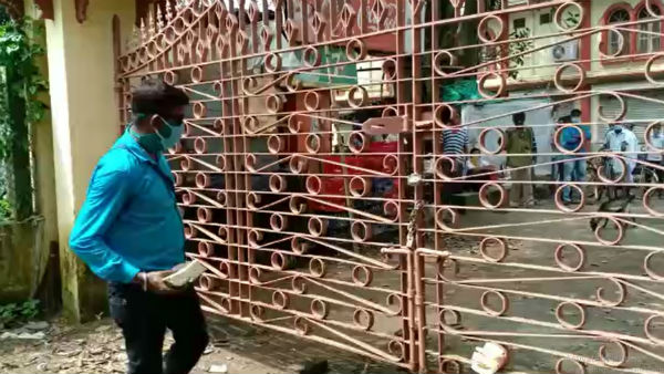 পুলিশ সূত্রে জানা গিয়েছে, শনিবার থেকে বিশ্বভারতীর ঐতিহ্যবাহী পৌষমেলার মাঠের চারিদিকে পাঁচিল দিয়ে ঘেরাকে কেন্দ্র করে উত্তেজনা ছড়ায় এলাকায়। ক্ষুব্ধ আশ্রমিক থেকে শুরু করে পড়ুয়া, রবীন্দ্র-অনুরাগী মানুষজন। কাজ বন্ধ করতে উদ্যোগী হয় বোলপুর ব্যবসায়ী সমিতিও। এ নিয়ে বচসাও শুরু হয় ঠিকাদার শ্রমিকদের সঙ্গে। পুলিশ সূত্রে জানা গিয়েছে, শনিবার থেকে বিশ্বভারতীর ঐতিহ্যবাহী পৌষমেলার মাঠের চারিদিকে পাঁচিল দিয়ে ঘেরাকে কেন্দ্র করে উত্তেজনা ছড়ায় এলাকায়। ক্ষুব্ধ আশ্রমিক থেকে শুরু করে পড়ুয়া, রবীন্দ্র-অনুরাগী মানুষজন। কাজ বন্ধ করতে উদ্যোগী হয় বোলপুর ব্যবসায়ী সমিতিও। এ নিয়ে বচসাও শুরু হয় ঠিকাদার শ্রমিকদের সঙ্গে।