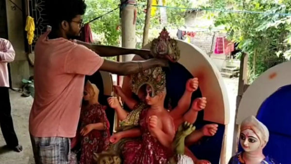 মাথায় হাত প্রতিমা শিল্পীদের