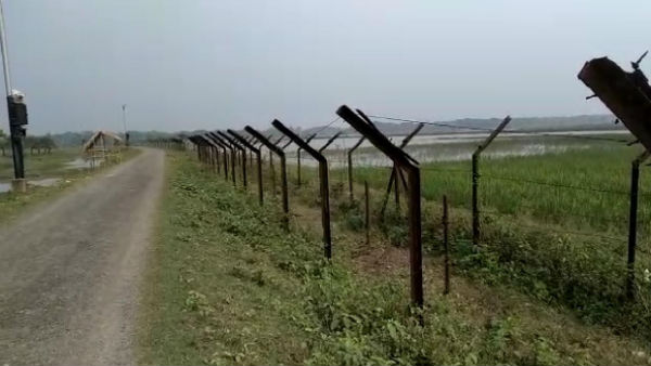 বিএসএফের ঢিলেঢালা নজরদারি! রাতের অন্ধকারে সীমান্তে অবৈধ প্রবেশ বাড়ছে বিএসএফের ঢিলেঢালা নজরদারি! রাতের অন্ধকারে সীমান্তে অবৈধ প্রবেশ বাড়ছে