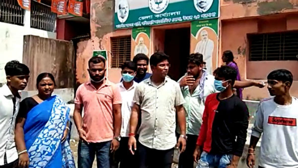 বিজেপির সভাপতি মার খেলেন যুব মোর্চার নেতা-কর্মীদের হাতে! গোষ্ঠীদ্বন্দ্বে তুলকালাম বিজেপির সভাপতি মার খেলেন যুব মোর্চার নেতা-কর্মীদের হাতে! গোষ্ঠীদ্বন্দ্বে তুলকালাম